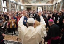 ¡El Papa saluda con sus manos en alto, con un gran aplauso…!