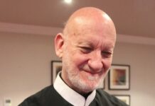 El sacerdote sordo y ciego que evangeliza en la web