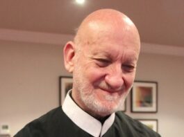 El sacerdote sordo y ciego que evangeliza en la web