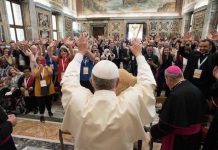 El Papa Francesc va dir als sords que Déu no es percep amb les orelles, sinó amb la Fe